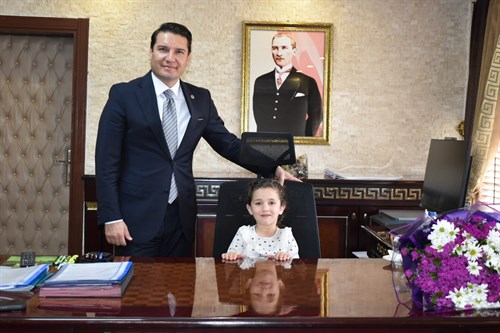 Kaymakam Musa Göktaş, 23 Nisan Ulusal Egemenlik ve Çocuk Bayramı Dolayısıyla Minik Misafirlerini Makamında Ağırladı
